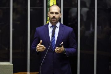 Moraes bloqueia Pix, bens e contas bancárias de Eduardo Bolsonaro