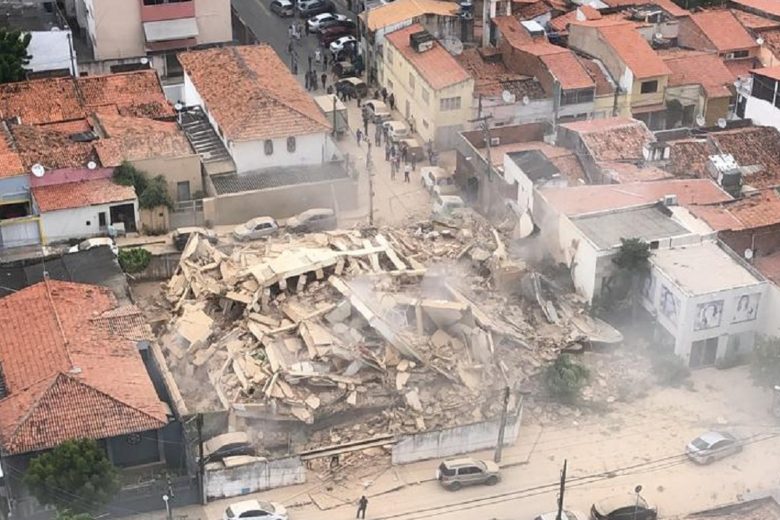 Prédio residencial desaba em bairro de classe média de Fortaleza