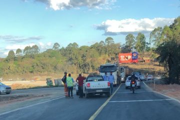 Colisão entre dois veículos congestiona o trânsito na BR-381