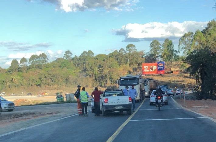 Colisão entre dois veículos congestiona o trânsito na BR-381