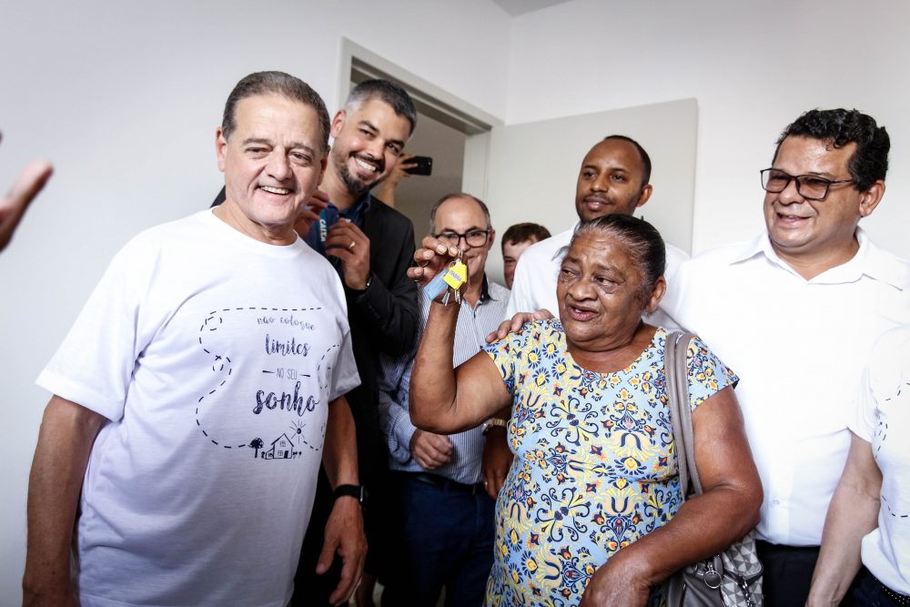 Emoção marca entrega das chaves dos 400 apartamentos populares em Itabira