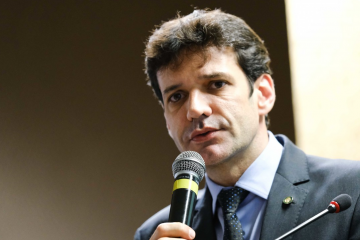 Desembargador do TRE-MG proíbe novos inquéritos contra ministro do Turismo