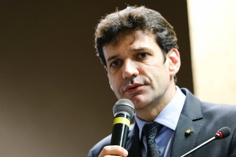 Desembargador do TRE-MG proíbe novos inquéritos contra ministro do Turismo
