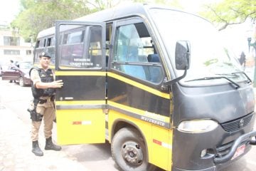 Micro-ônibus é apreendido por transporte irregular de escolares em Itabira