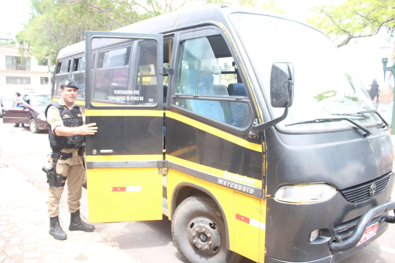 Micro-ônibus é apreendido por transporte irregular de escolares em Itabira