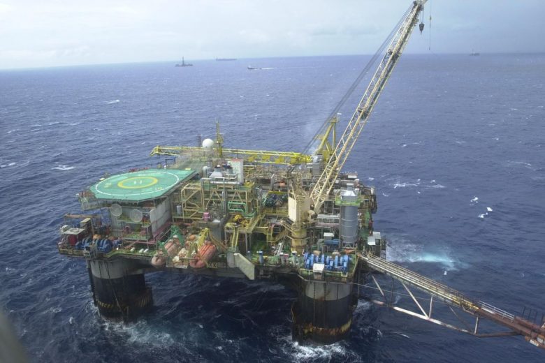 Petroleiros suspendem início de greve