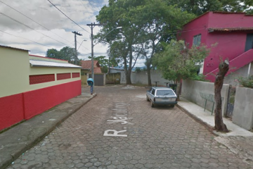 Mulher de 62 anos é agredida durante tentativa de roubo a carro em Itabira