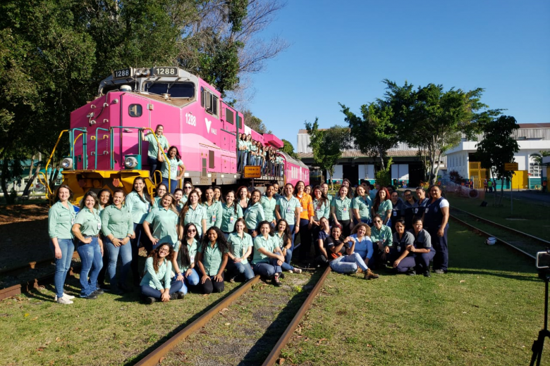 Trem de Passageiros da Vale recebe locomotiva rosa Trem de Passageiros da Vale recebe locomotiva rosa