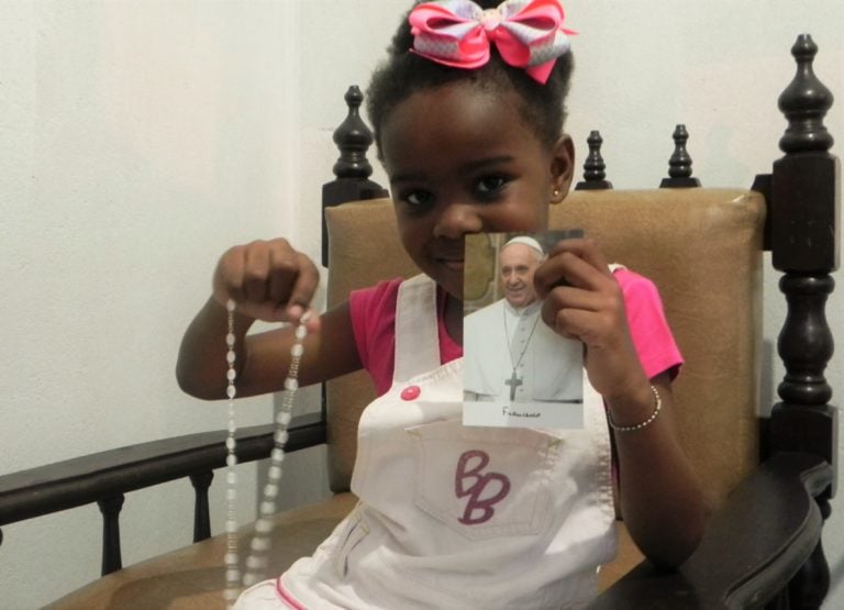 Papa Francisco responde carta e envia terço a menina de Itabira
