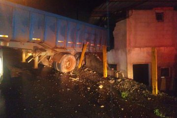 Carreta carregada com minério cai sobre casa em Monlevade