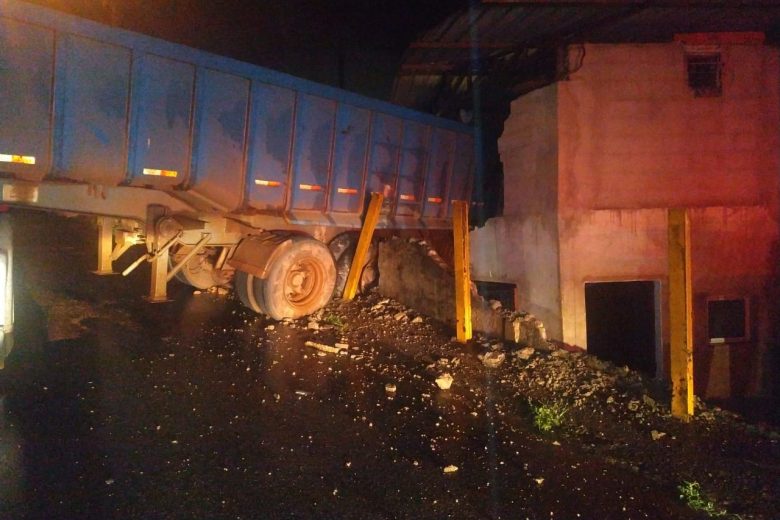 Carreta carregada com minério cai sobre casa em Monlevade