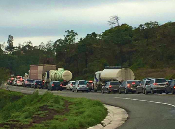 BR-381 tem trânsito intenso, acidentes e chuva neste feriado