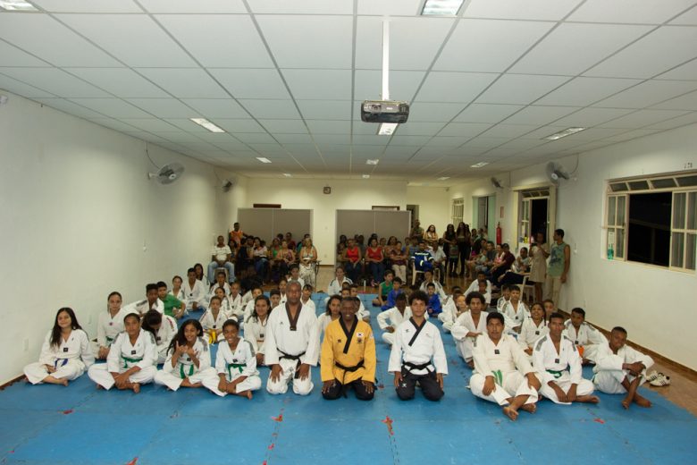 Projeto social “Crianças do Amanhã” realiza troca de faixa de 72 itabiranos