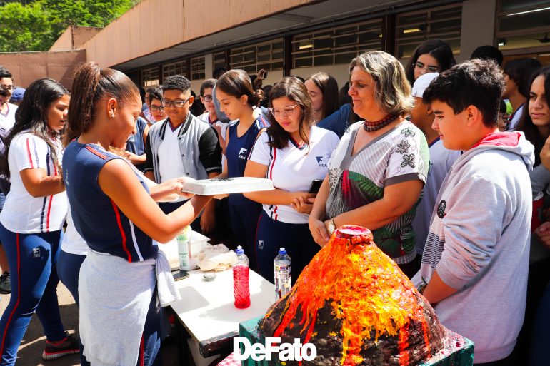Estudantes mostram criatividade e propõem experimentos em Feira de Ciências da FIDE