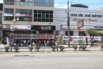 Prefeitura de Monlevade garante retirada de ponto de ônibus polêmico de frente de loja