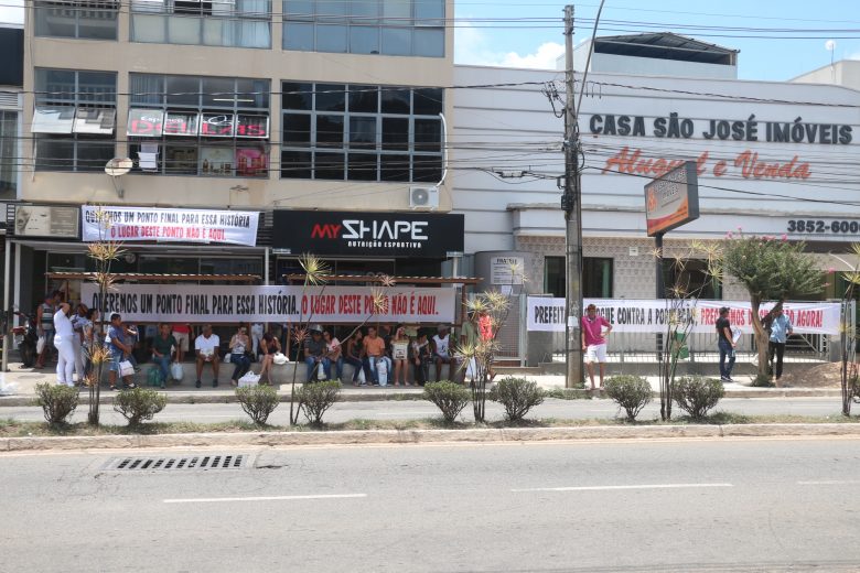 Prefeitura de Monlevade garante retirada de ponto de ônibus polêmico de frente de loja