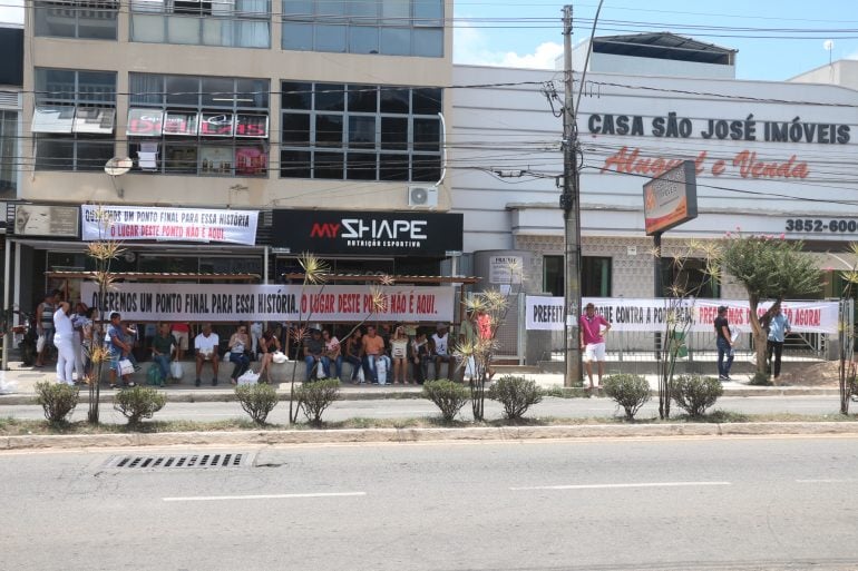 Prefeitura de Monlevade garante retirada de ponto de ônibus polêmico de frente de loja