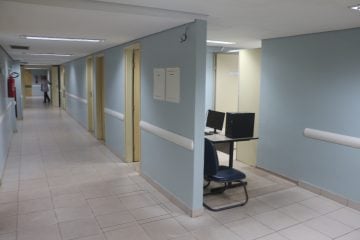 Secretária de Saúde afirma que, após protestos, pároco ligou para saber da mudança da Policlínica