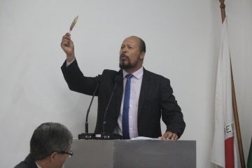 Pirulito para os secretários chorões: vereador monlevadense faz protesto na tribuna