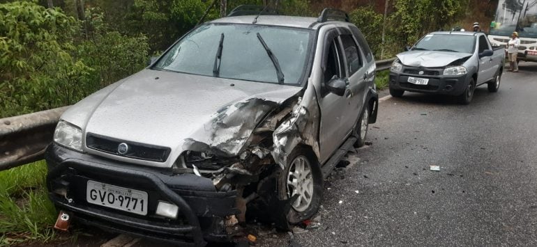 Acidente envolvendo três veículos deixa 7 pessoas feridas na estrada do Forninho