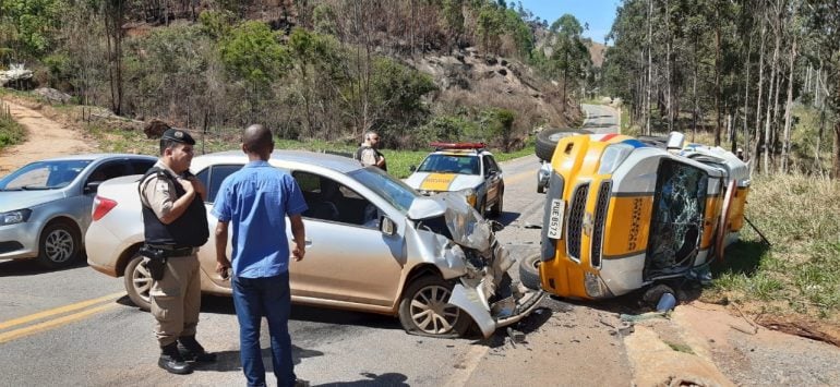 Viatura da Polícia Rodoviária se envolve em acidente ao perseguir veículo suspeito