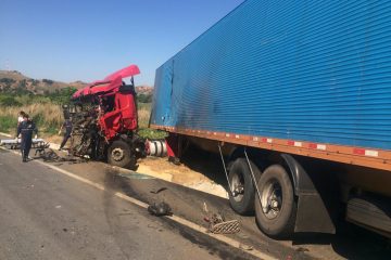 Acidente grave entre carreta e ônibus deixa trânsito lento em trecho da BR-381