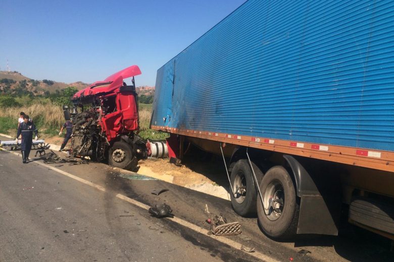 Acidente grave entre carreta e ônibus deixa trânsito lento em trecho da BR-381