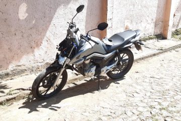 Jovem perde o controle de moto, bate contra pilastra e é socorrida com ferimentos