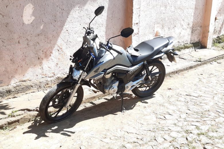 Jovem perde o controle de moto, bate contra pilastra e é socorrida com ferimentos