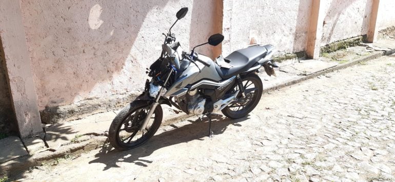 Jovem perde o controle de moto, bate contra pilastra e é socorrida com ferimentos