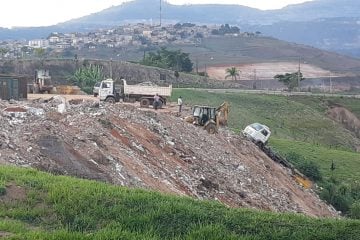 Caminhão fica pendurado em ribanceira após despejar entulho
