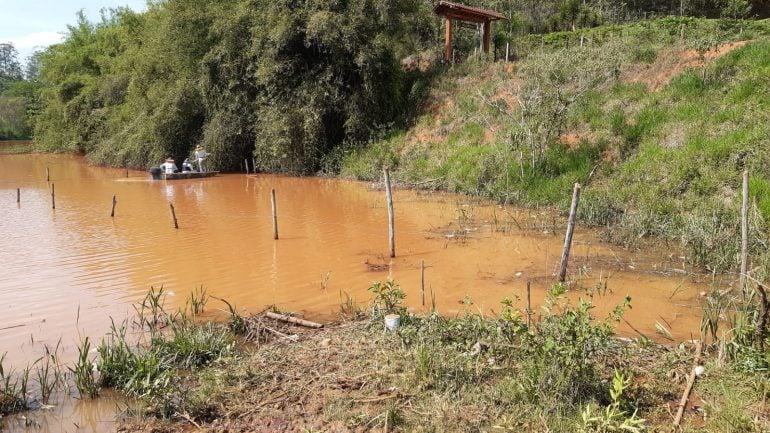 Escassez e altas temperaturas são responsáveis por mortes de peixes em represa, diz Vale