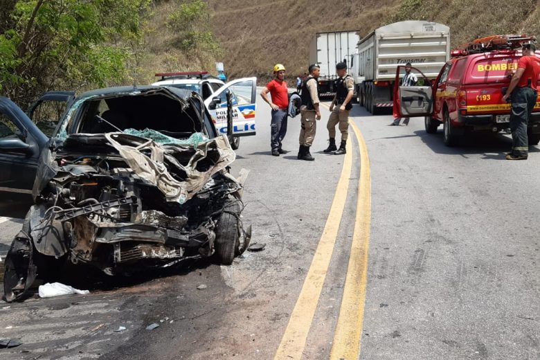 Motorista é retirado de ferragens após batida frontal na estrada entre Itabira e Nova Era