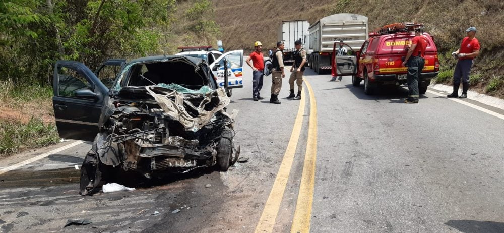 Motorista é retirado de ferragens após batida frontal na estrada entre Itabira e Nova Era
