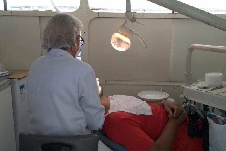 Ônibus da Saúde presta atendimento odontológico a 35 detentos em Monlevade