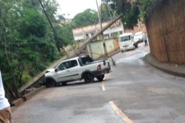 Família escapa ilesa após caminhonete bater e derrubar poste no Santa Ruth