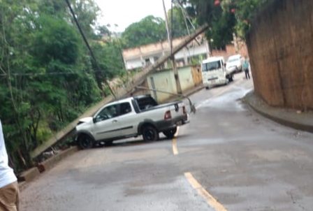 Família escapa ilesa após caminhonete bater e derrubar poste no Santa Ruth