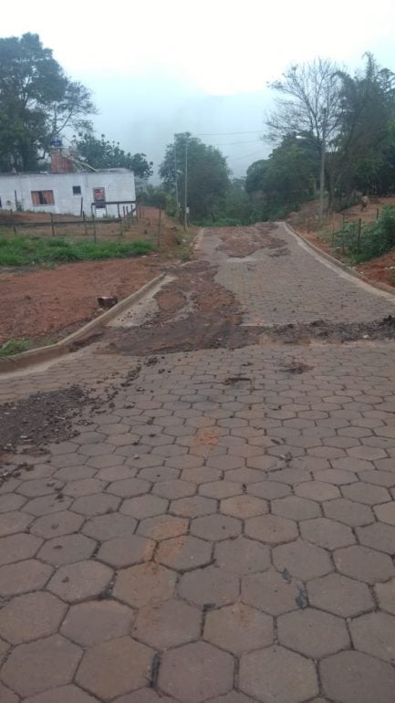 Rua de lama e calçamento com bloquete danificado após chuvas em Monlevade