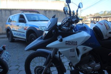 Homem provoca acidente, agride motorista, abandona moto e foge do local