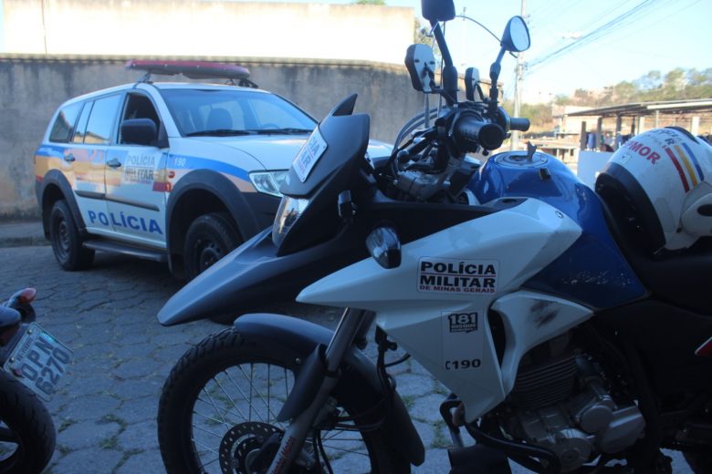 Homem provoca acidente, agride motorista, abandona moto e foge do local