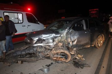 Acidente na BR-381 envolvendo carro e van deixa uma pessoa morta e outras nove feridas