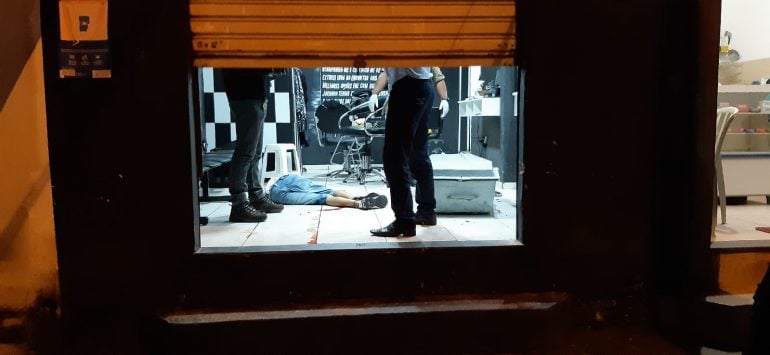 Jovem é assassinado com tiros na cabeça em barbearia em Itabira
