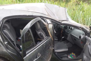 Mulher perde o controle e capota o carro em Nova Era