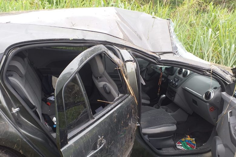 Mulher perde o controle e capota o carro em Nova Era