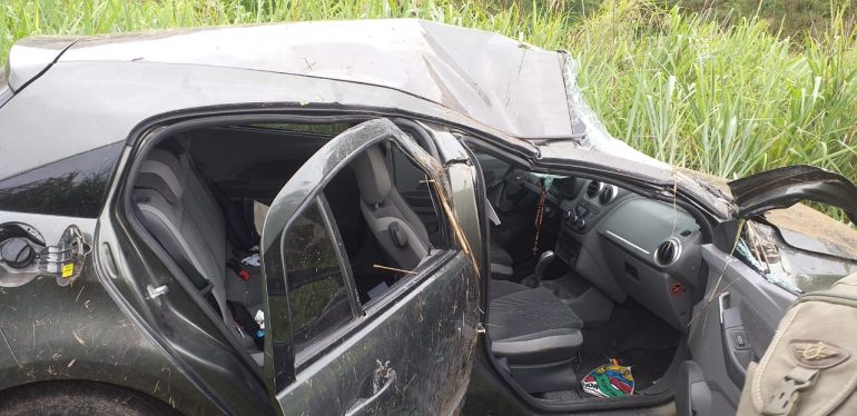 Mulher perde o controle e capota o carro em Nova Era