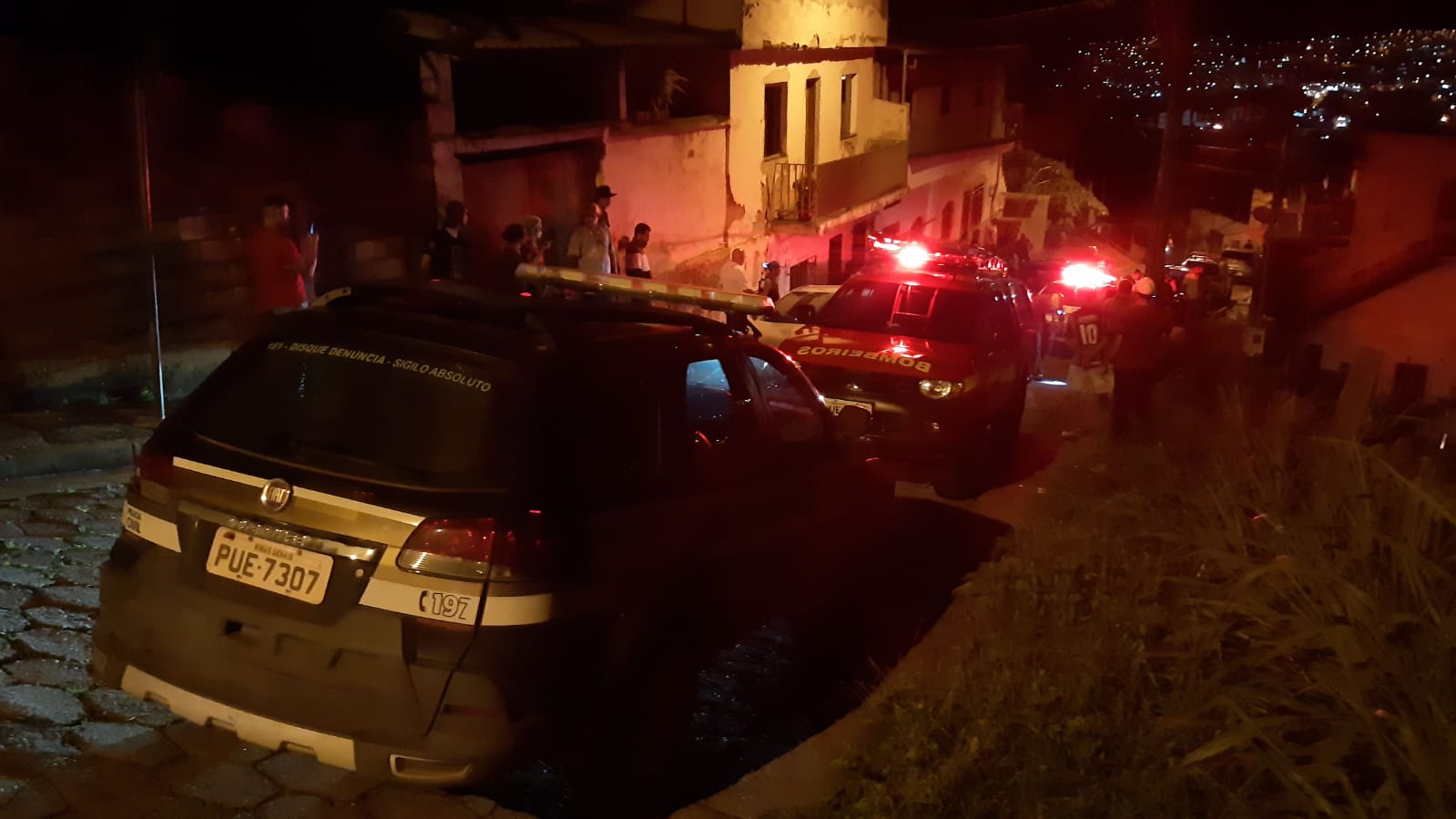 Homem morre ao perder o controle do carro e cair de uma ribanceira em Itabira