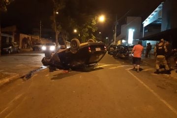 Motorista capota carro e foge em Itabira