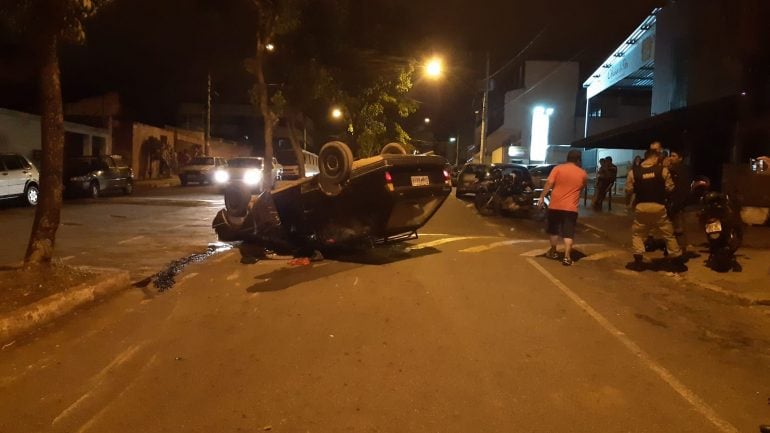Motorista capota carro e foge em Itabira
