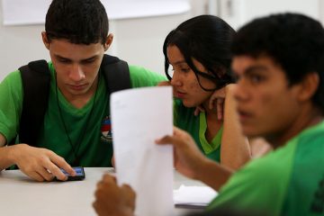 Abandono escolar é oito vezes maior entre jovens de famílias mais pobres