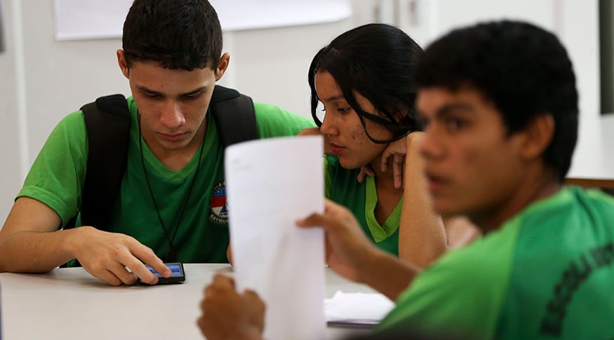 Abandono escolar é oito vezes maior entre jovens de famílias mais pobres